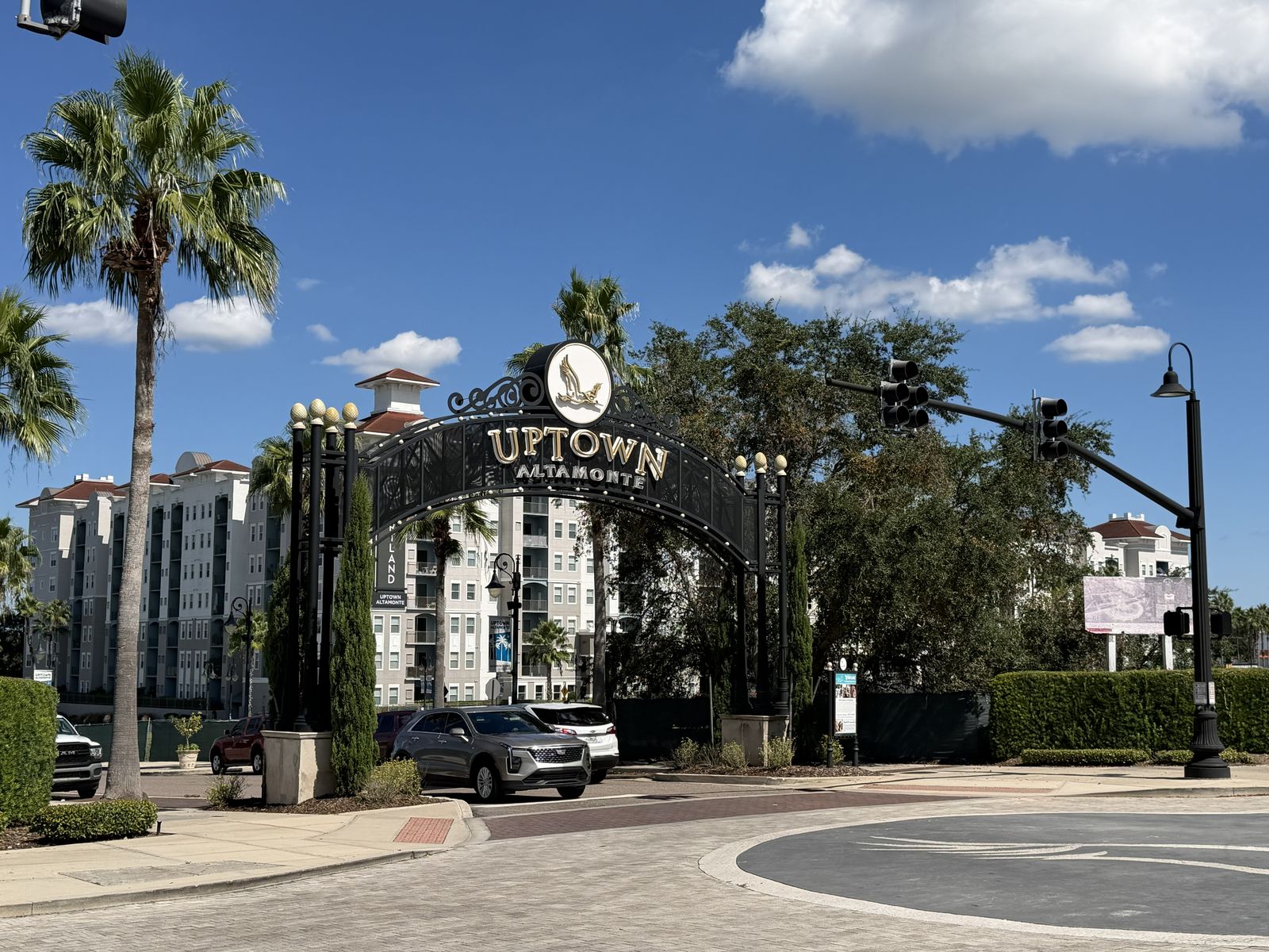 El arco de entrada de Uptown Altamonte en Altamonte Springs, Florida