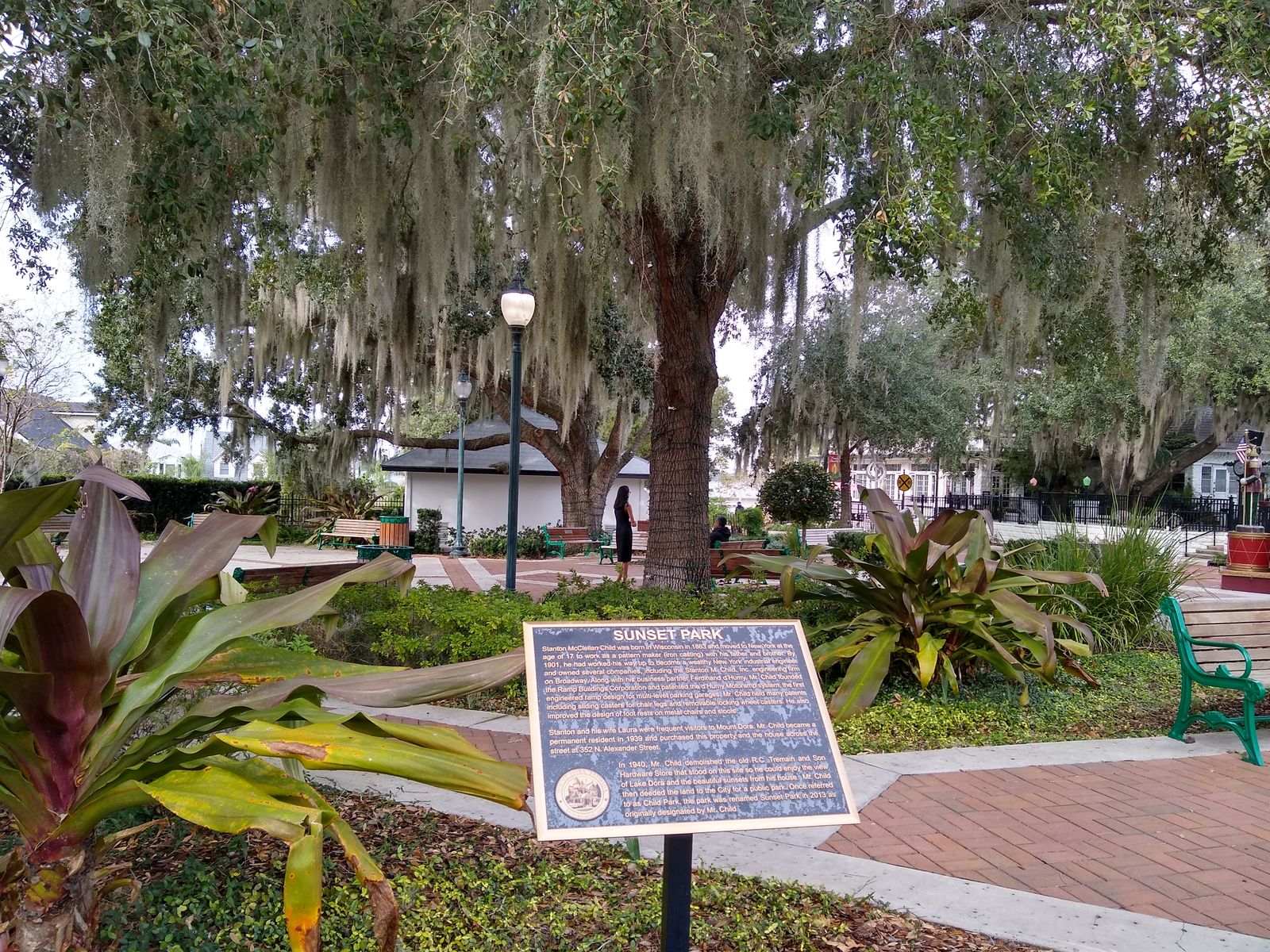 Sunset Park bajo los robles en el centro de Mount Dora, Florida