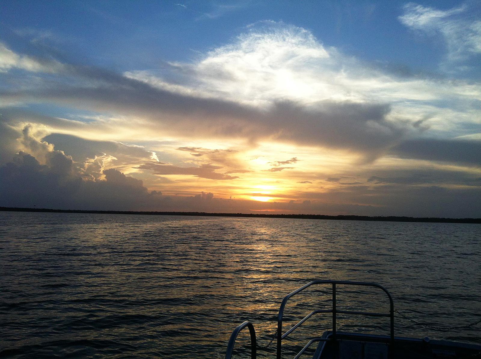 Atardecer sobre Lake Jesup cerca de Oviedo, Florida