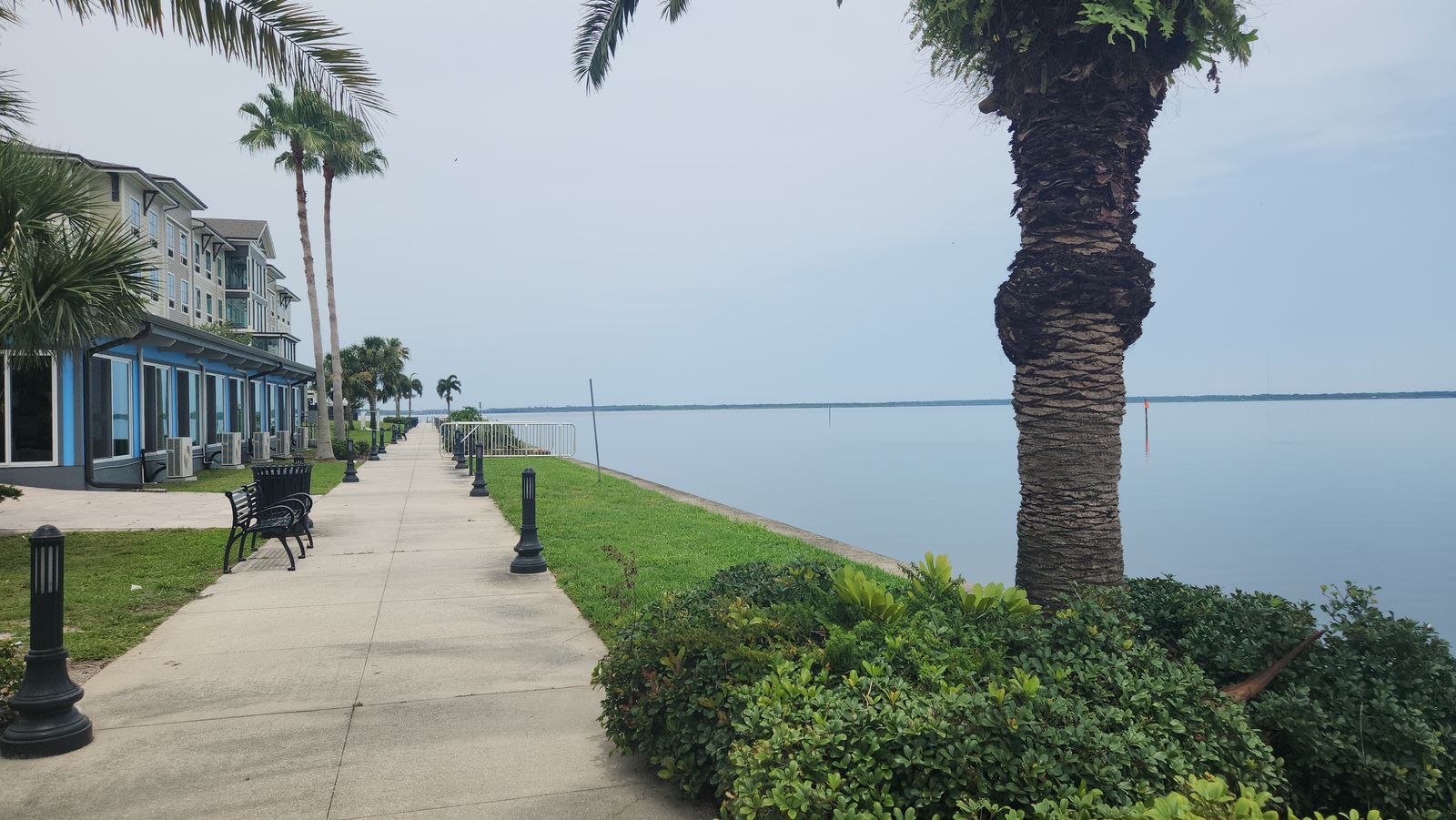 El Riverwalk de Sanford junto a Lake Monroe en Sanford, Florida