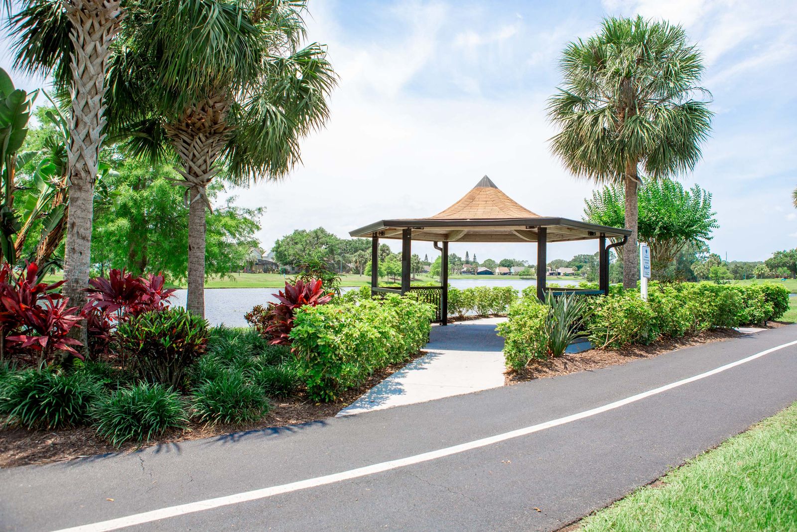 Un gazebo junto al lago y un sendero en la comunidad de Waterford Lakes, al este de Orlando, Florida