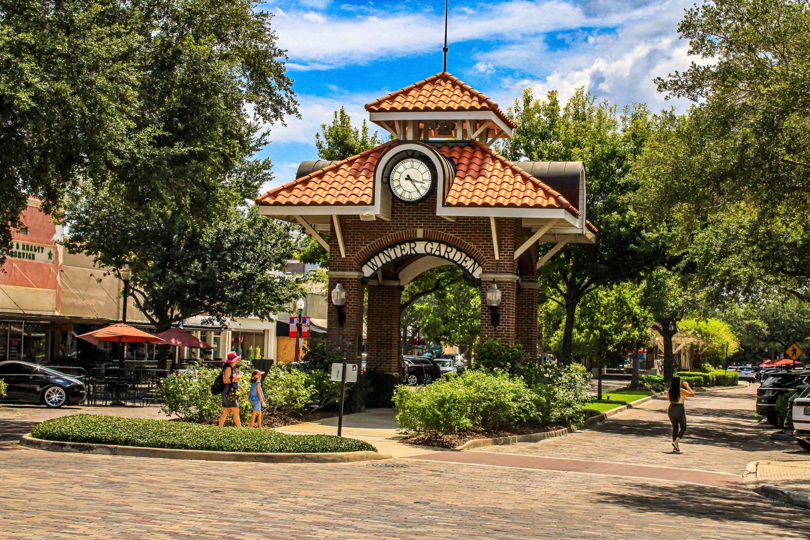 La torre del reloj en Plant Street, en el centro de Winter Garden, Florida