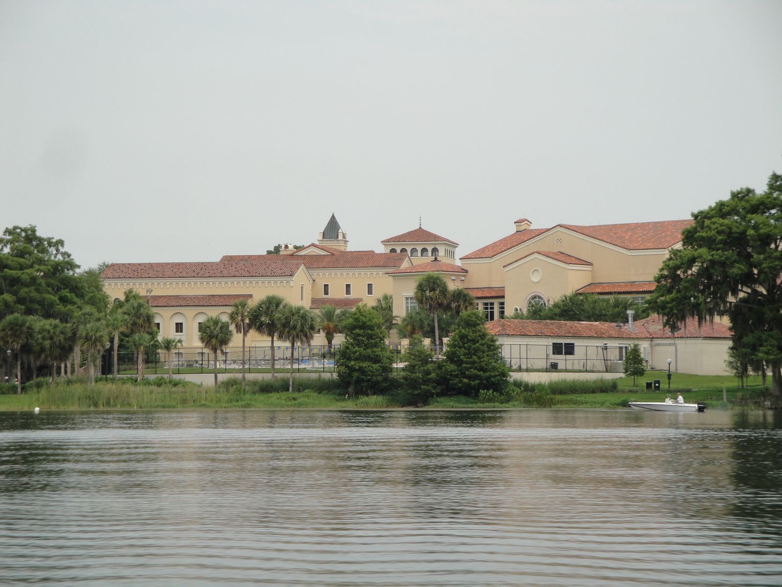 Rollins College visto desde Lake Virginia en Winter Park, Florida