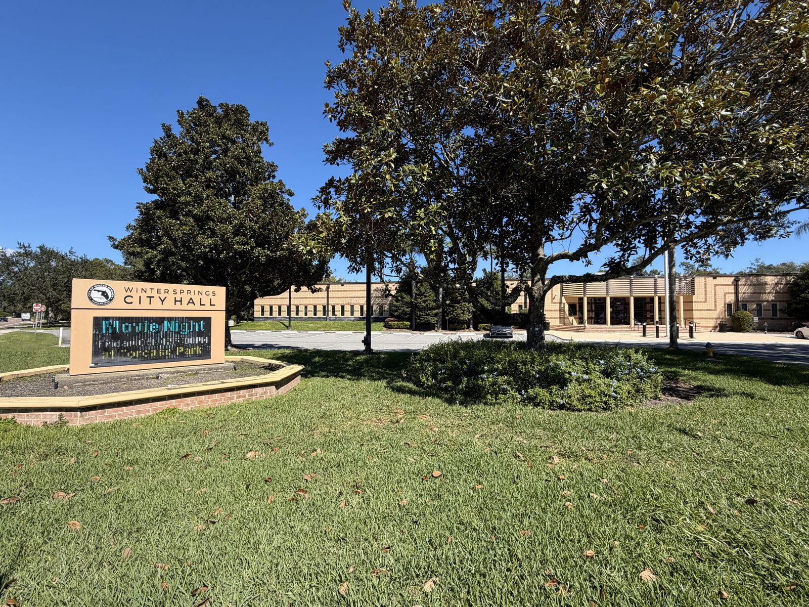 El ayuntamiento de Winter Springs y su letrero en Winter Springs, Florida